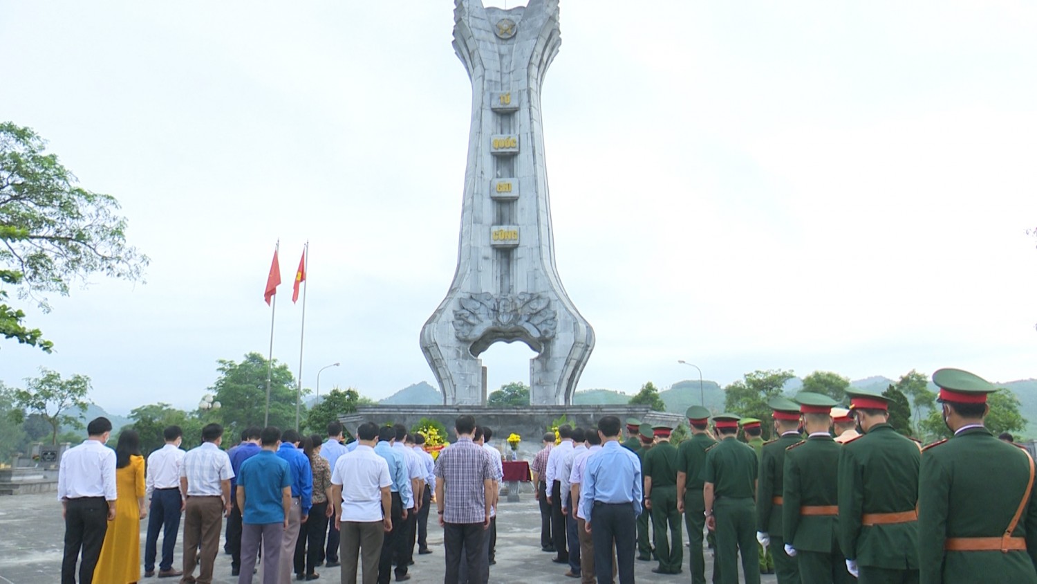 Viếng Nghĩa trang liệt sỹ huyện nhân kỷ niệm 47 năm Ngày giải phóng miền Nam, thống nhất đất nước